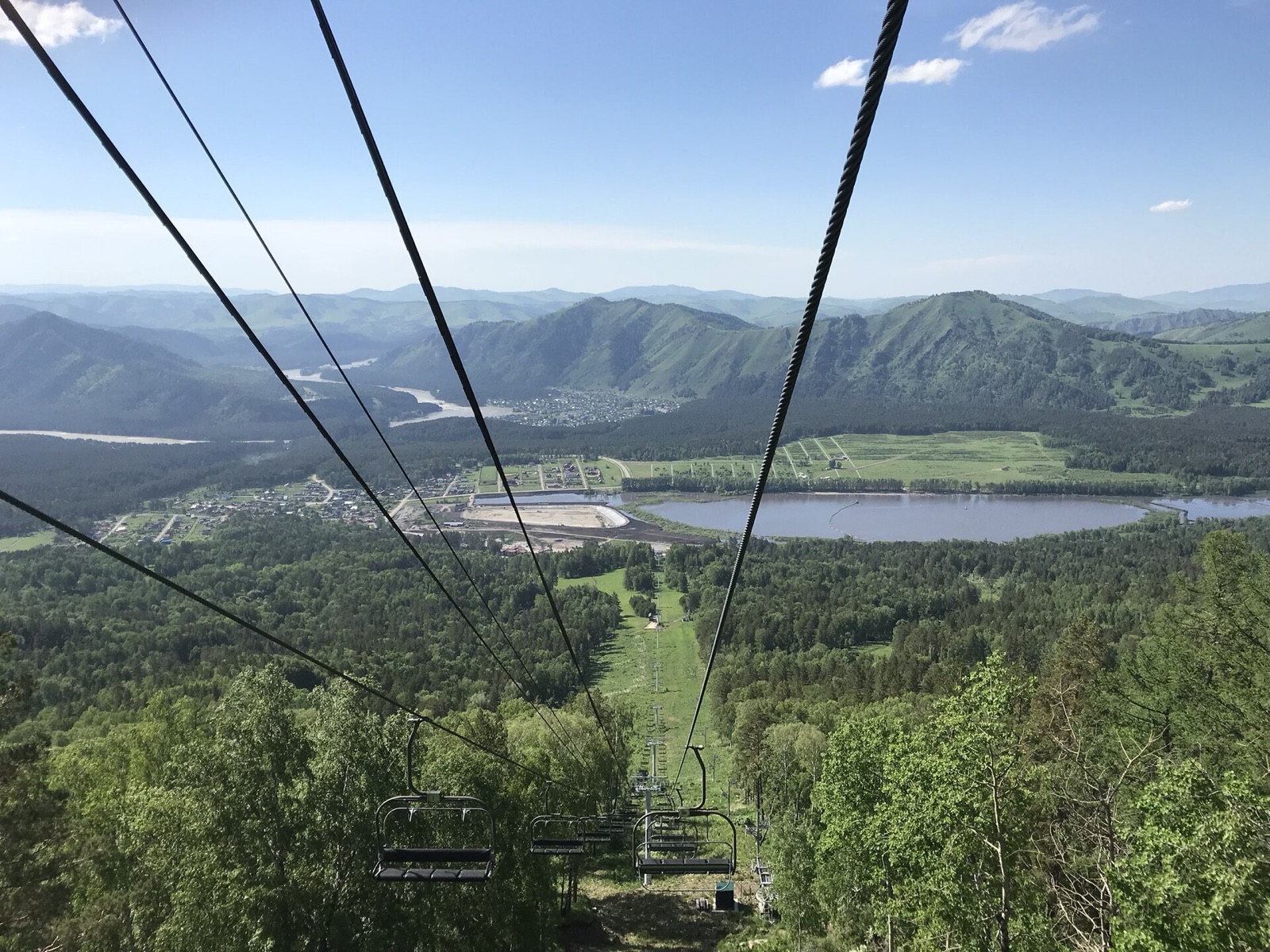 Панорама Манжерока с Синюхи. Фото: Celest, CC BY 4.0